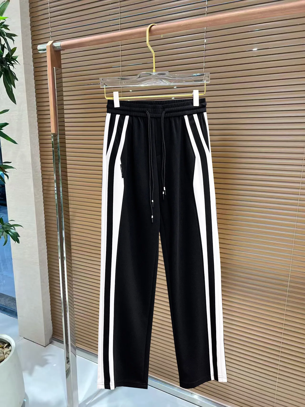 Balenciaga 🆕2026 Autumn and Winter New Arrival Casual Pants! The official website will be released simultaneously. Brand Classic LOGO casual pants, customized fabrics, excellent comfort and strong touch. Highly recognisable, perfect appearance and craftsmanship. Size:M-3XL